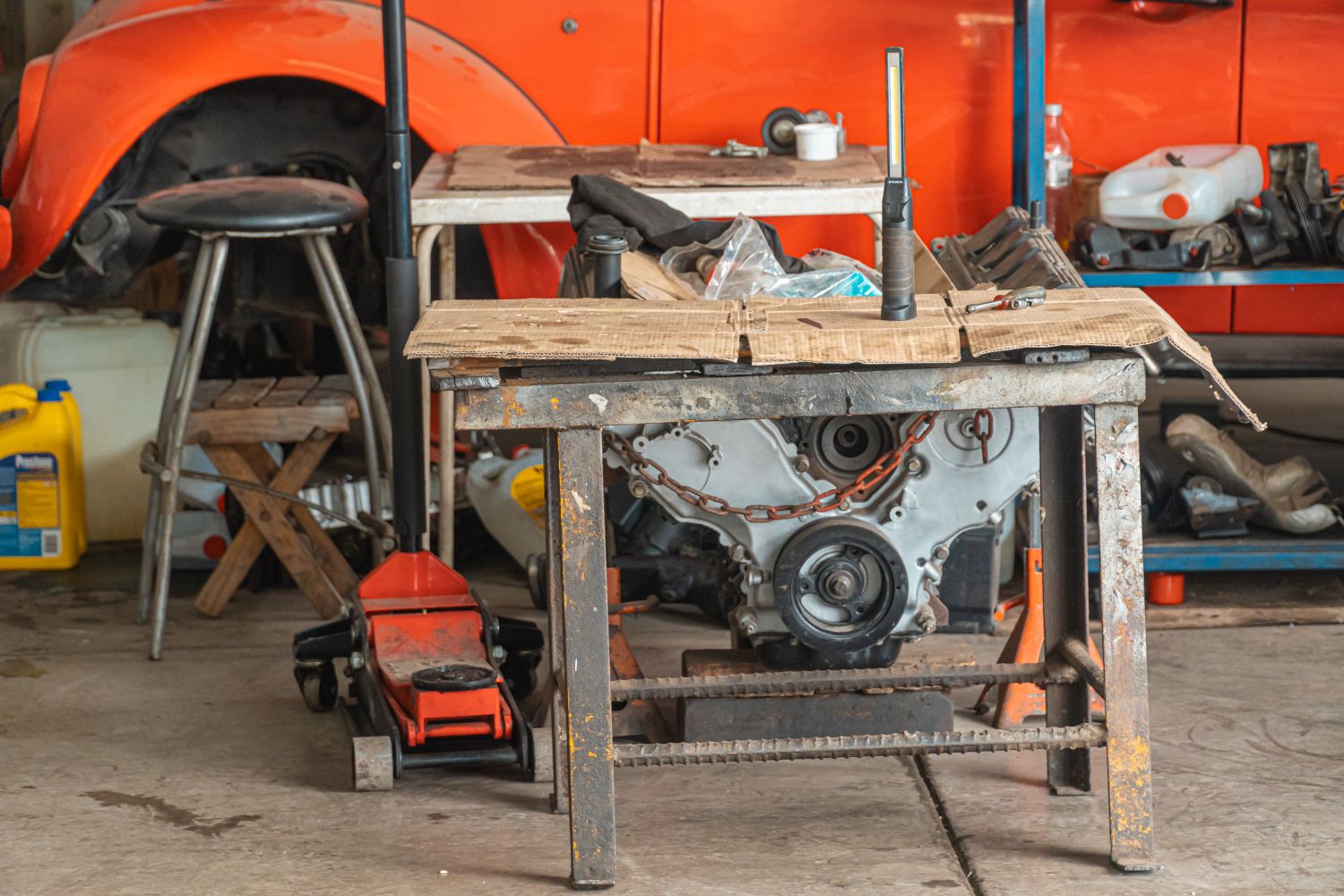 Detalle de motor en el taller
